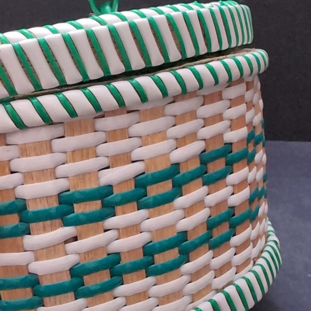 VGT, Heart shaped Woven/Wicker Green/White Sewing Basket. - Picture 4 of 12